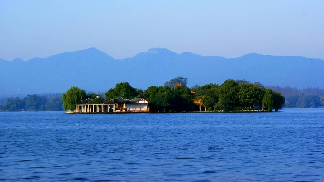 浙江省臨海市的東湖景區,佔地280畝景色優美,被譽為