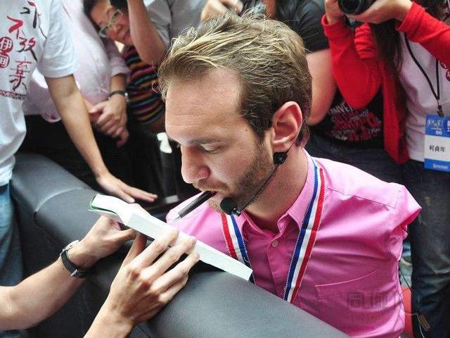 尼克胡哲:无手无脚的海豹人,通过努力过上不输于普通人的生活