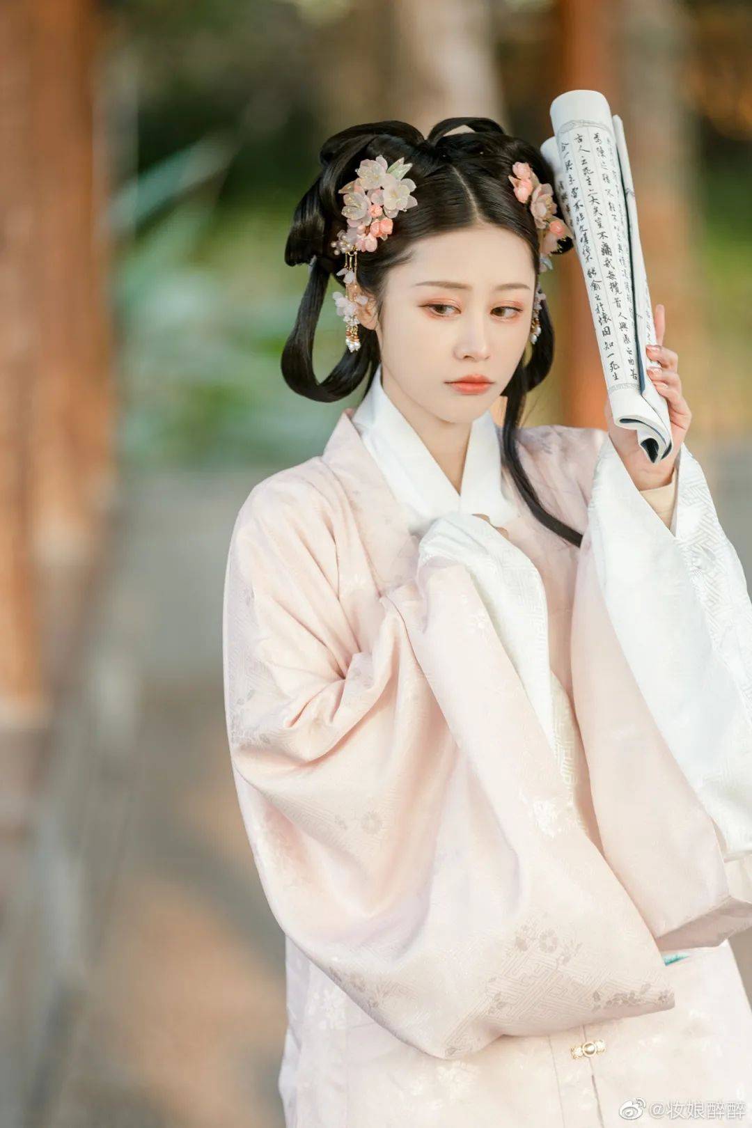 发型汉服小仙女：?想借一缕春风，追赶你和心动