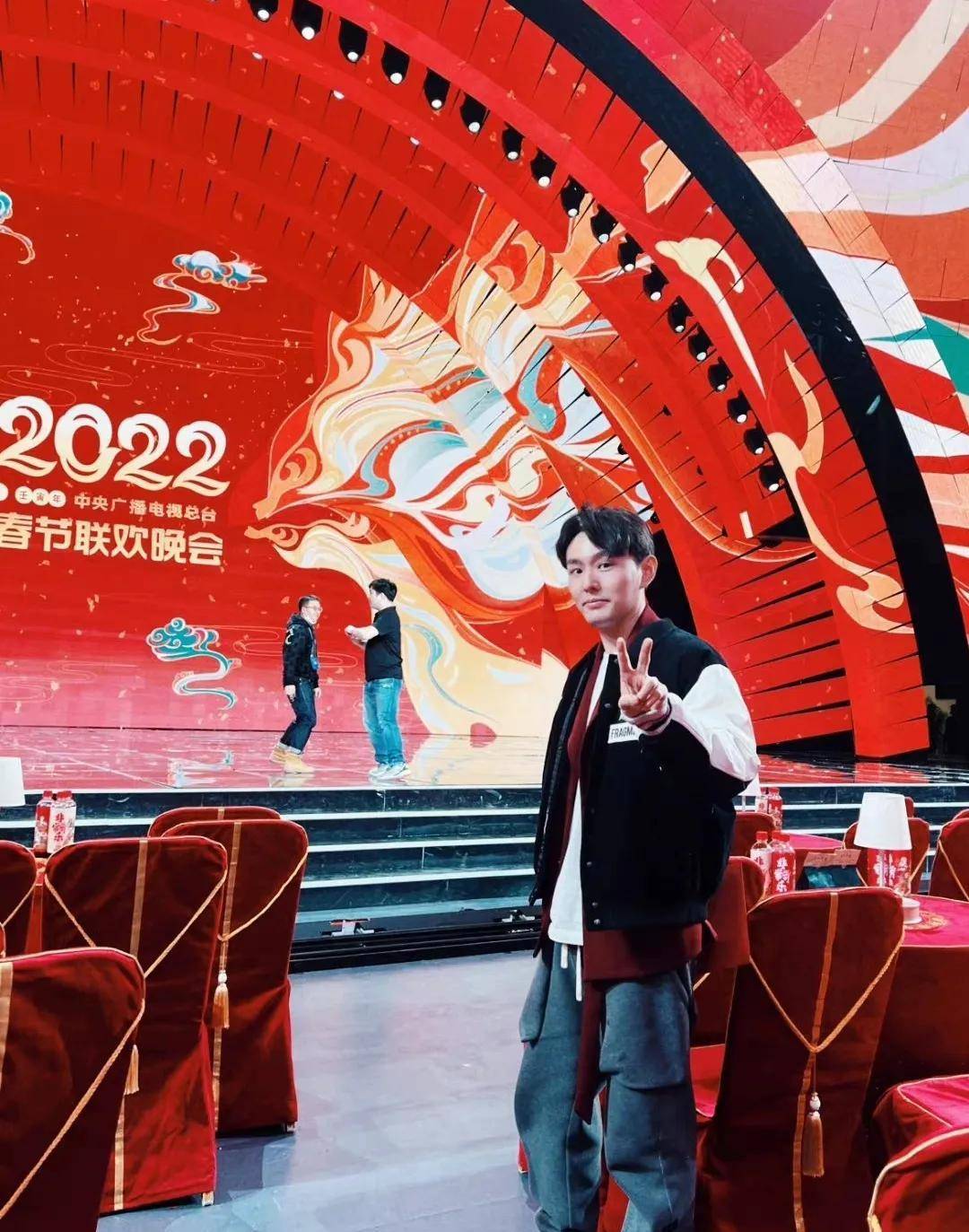 邓男子邓男子这次也是登上春晚的魔术师了,看了春晚说实话没有很惊艳