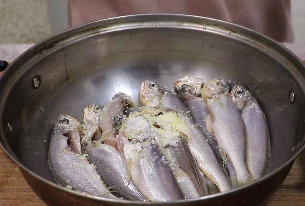 原创
鲜香酥脆的椒盐小黄鱼,烹饪简单,营养好吃,不错的家常美味
