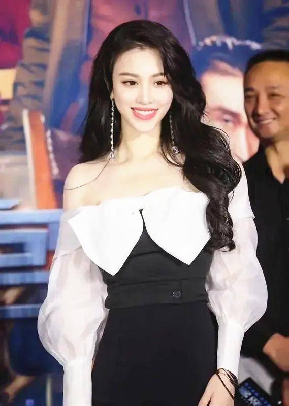 三七 葛天衣品“飙升”穿黑白一字肩礼服秀身材，“三七”搭配成经典