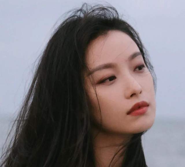 方脸别再追求“瓜子脸”了，这几位明星告诉你，方脸也能美丽大气