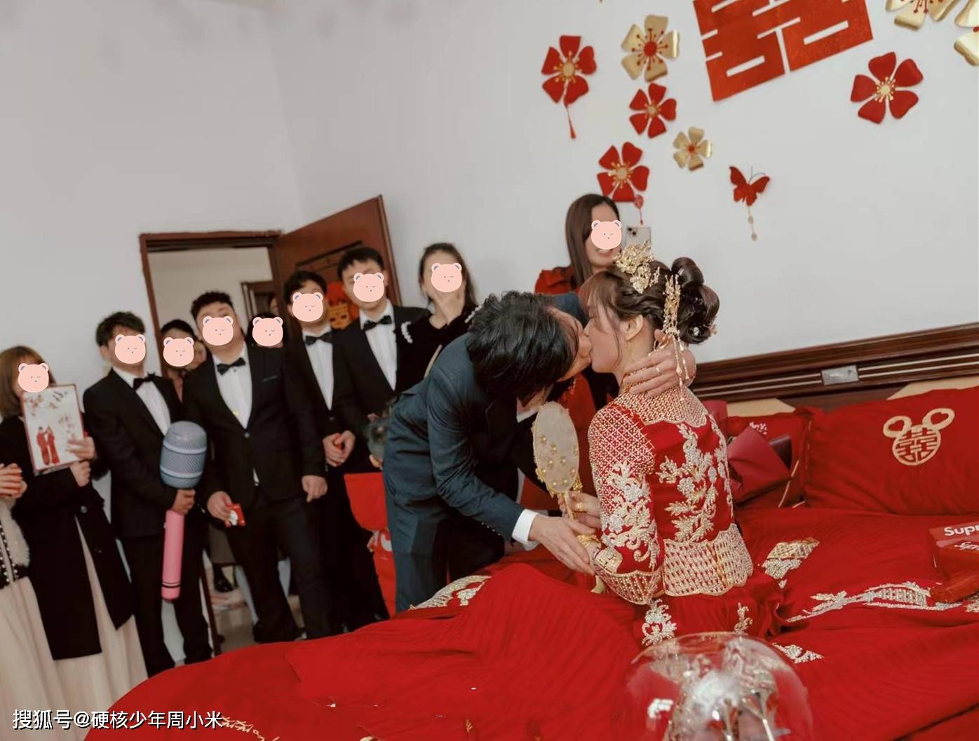 原创湖北新人结婚亲友用百元大钞贴出恭贺语网友贫穷限制了想象力