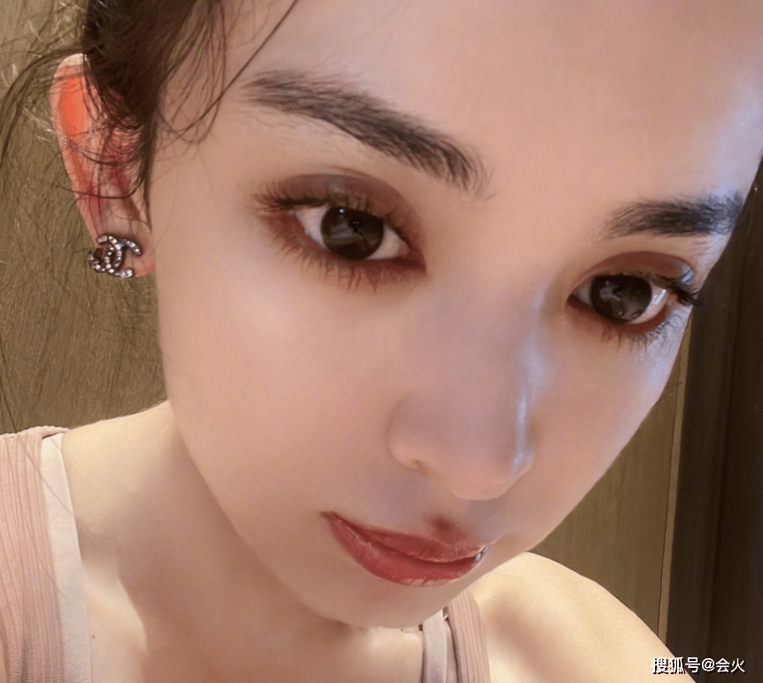 身材29岁娜扎穿运动内衣健身！画浓妆红唇油亮抢镜，皮肤白净无一滴汗