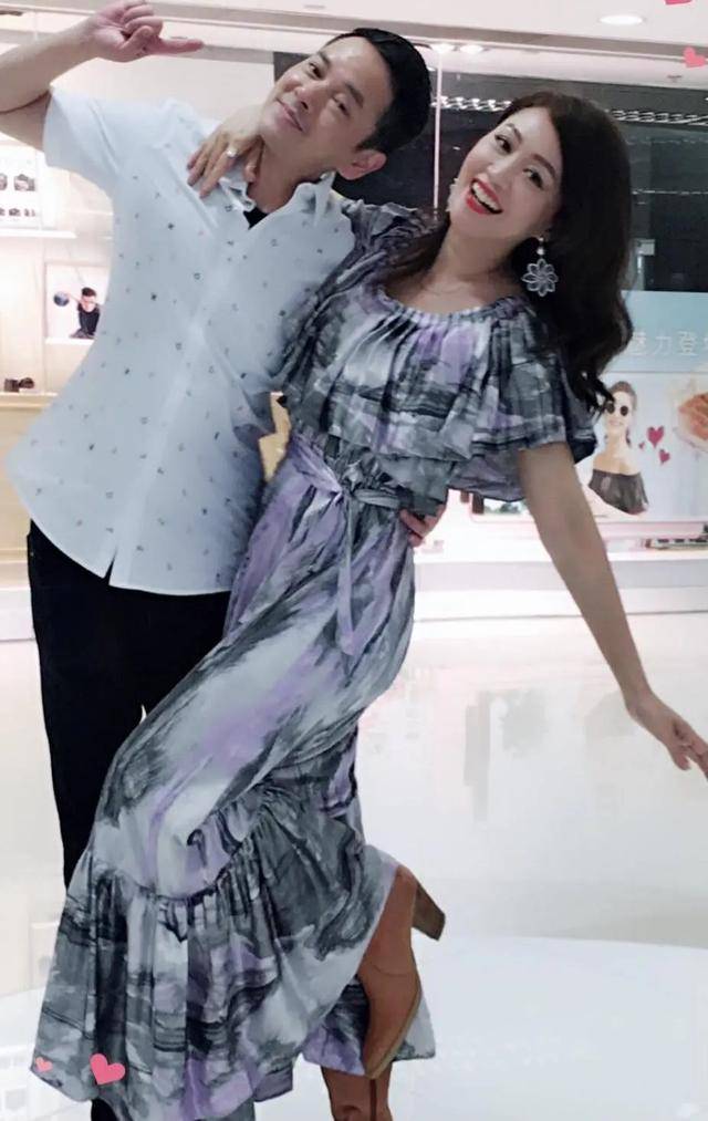 梁小冰 “蝴蝶女神”梁小冰不显老，穿条纹连衣裙好美，老公陪护超温馨