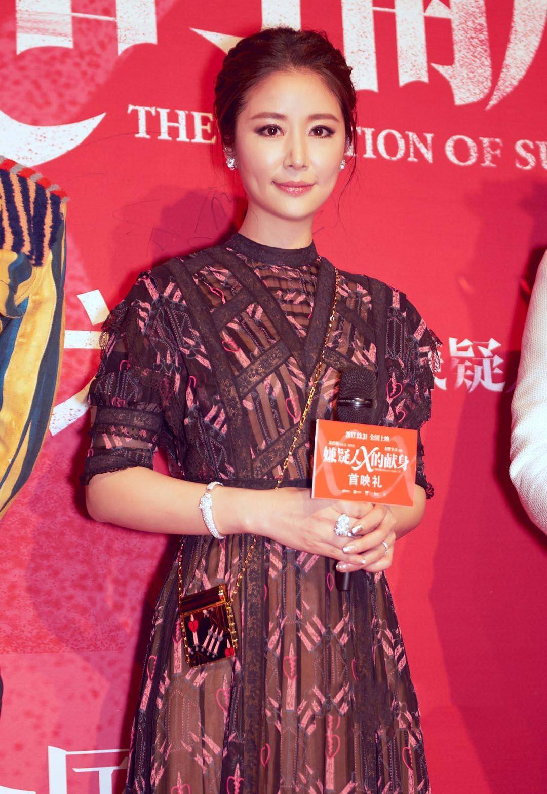 发型林心如只不过将头发扎了起来,44岁嫩回32岁,早该选这款发型了