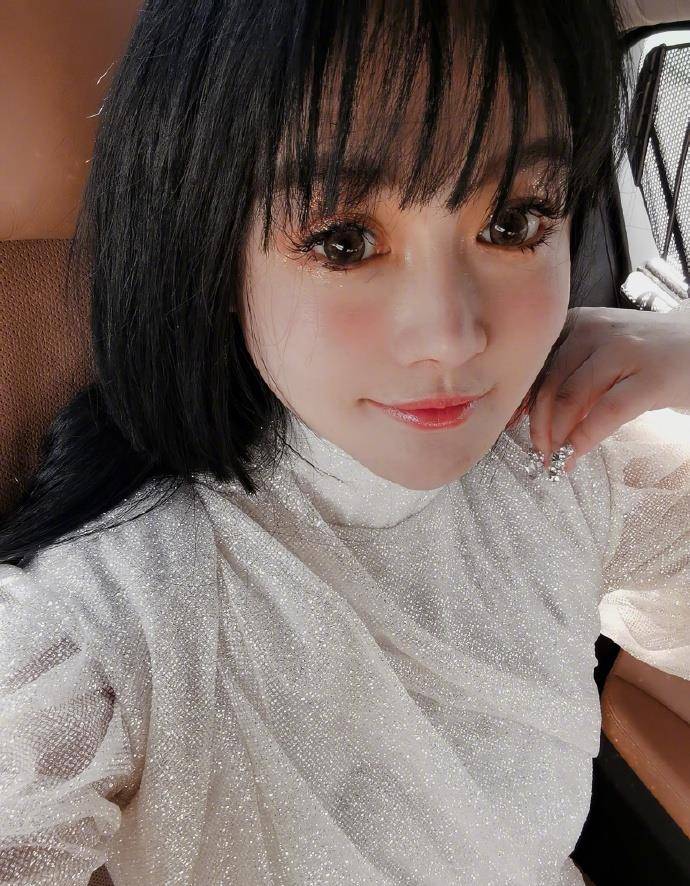生活冉莹颖晒照感慨人生，油刘海苍蝇腿睫毛太不协调，被吐槽审美