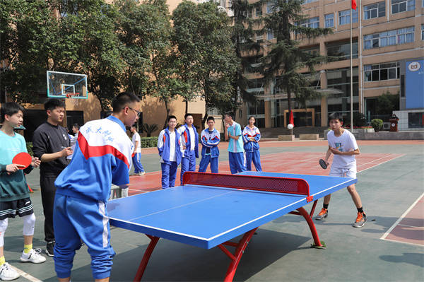 乒乓赛场显英姿成大附中第十八届球类联赛暨春季运动会开幕了