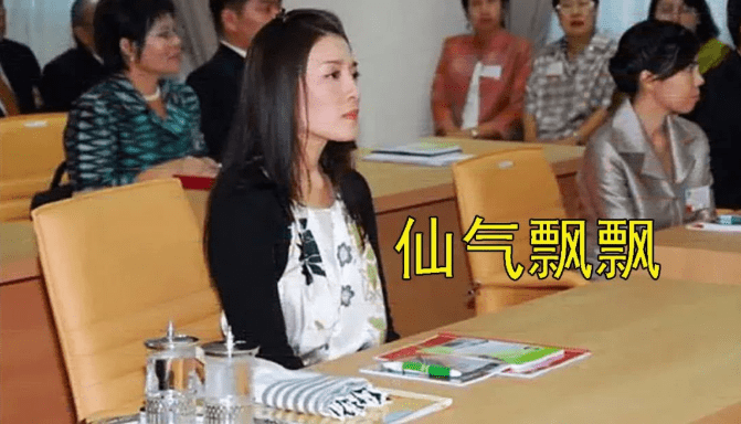 发型西拉米罕见换发型，剪掉十年长发换齐耳发，戴发卡甜美又不失贵气