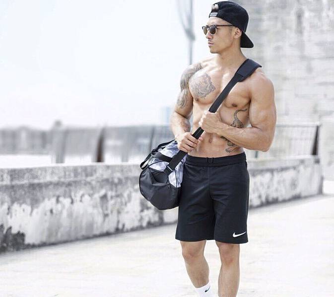 八块腹肌男人和男人交流 4540b42bf5b24f2da3e4b3c17bcab1a4.jpeg