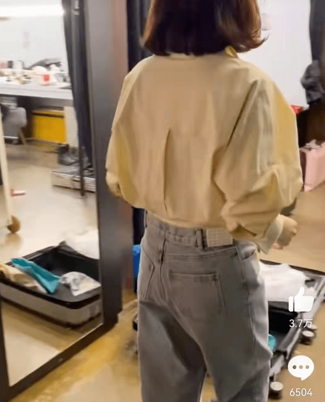 卷发 陈乔恩变阔太参加男友画展!罕见装扮一回,烫卷发优雅到骨子里