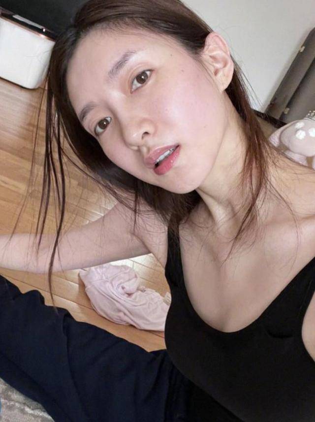 陈赫35岁江疏影晒热舞视频，开滤镜皮肤细腻无皱纹，陈赫调侃美颜可以
