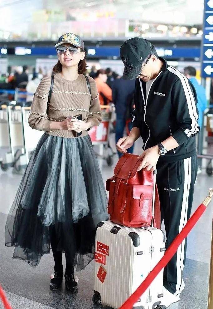 黑色 郭晓东夫妇走机场，42岁程丽莎一身夸张纱裙公主风，老公太接地气