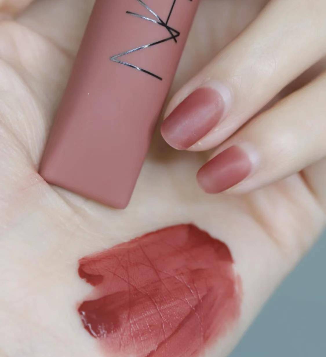 姐妹建议“肤色暗黄”的女人,涂这几支口红,时髦又显白减龄