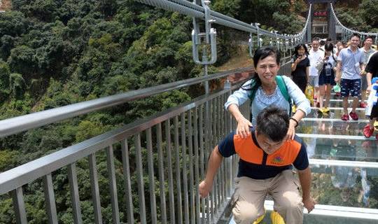 原创广东清远云天玻霸守桥员每天背女游客过桥被女游客称为男神