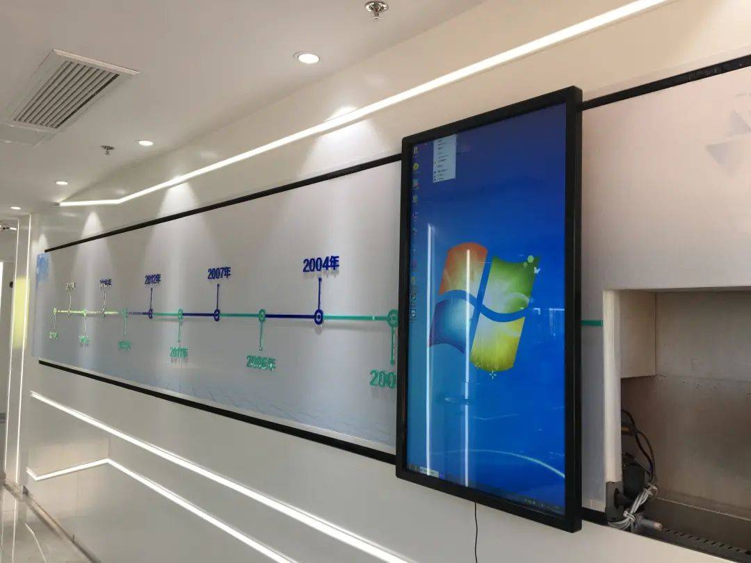 互动滑轨装置让静态的展板动起来