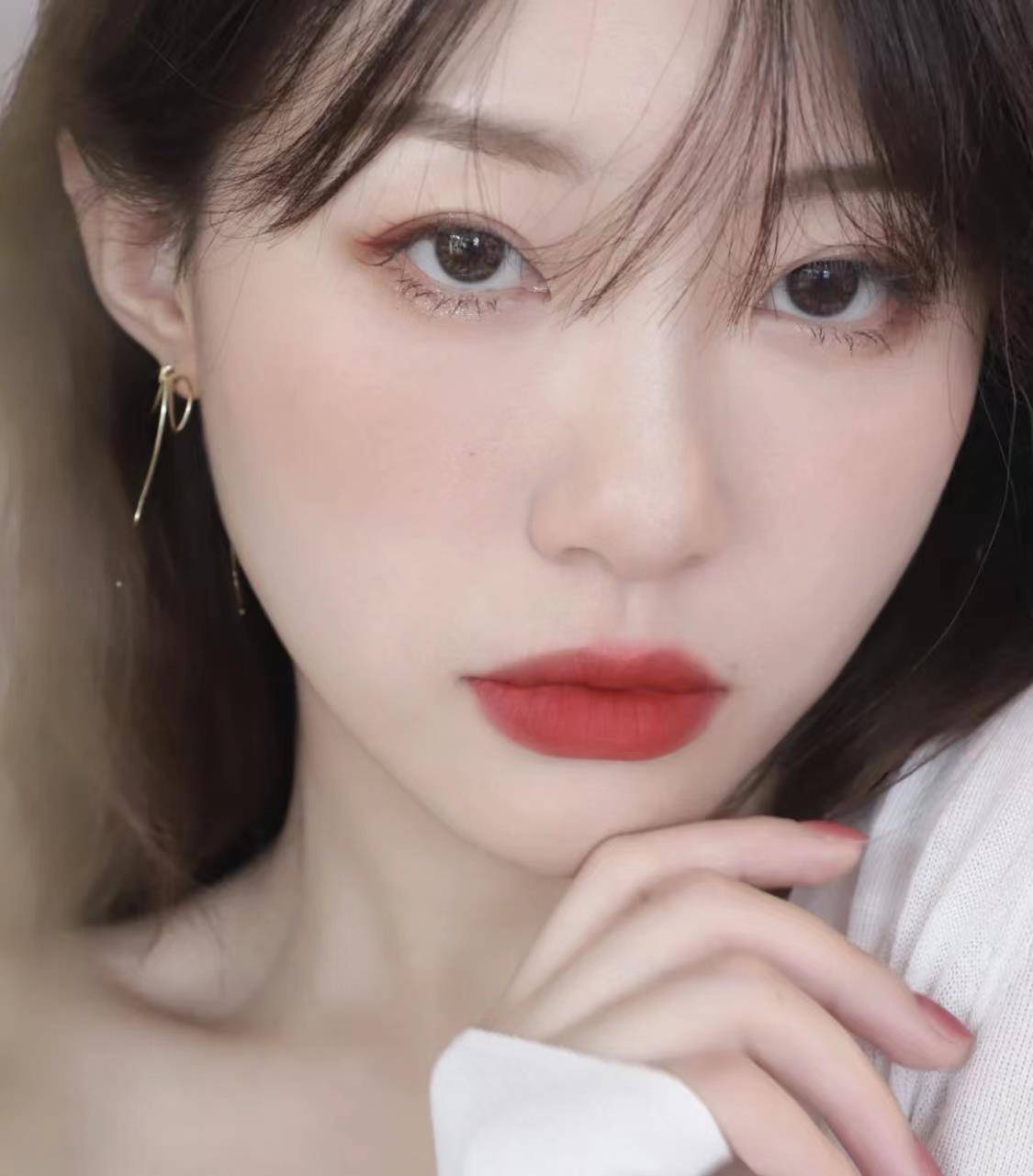 姐妹建议“肤色暗黄”的女人,涂这几支口红,时髦又显白减龄