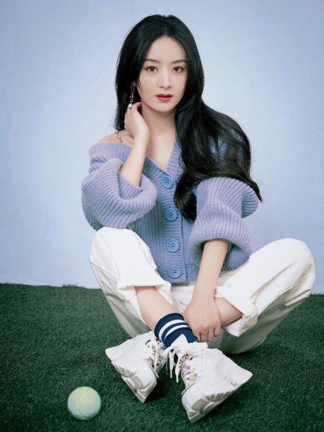 个性 欧阳娜娜彻底放开了,夏天穿毛衣,还搭条背心,结果美出了新高度