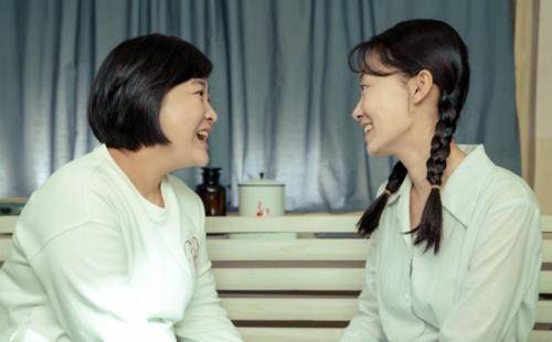 什么|给贾玲妈妈扫墓的张小斐，戳破了演艺圈多少伪神仙友情！