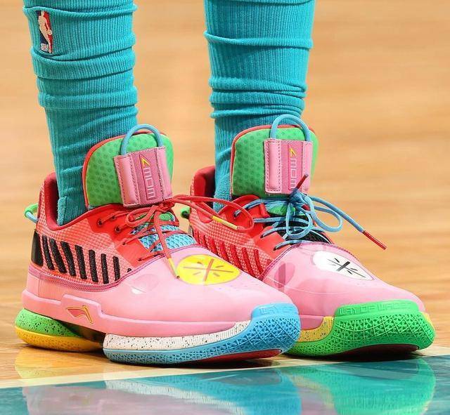 约基奇NBA球员上脚：戈登361度战靴很酷，约基奇把婚戒绑在鞋带上
