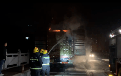 馋哭了！湖南一满载辣条货车起火，消防员边救援边流“泪”