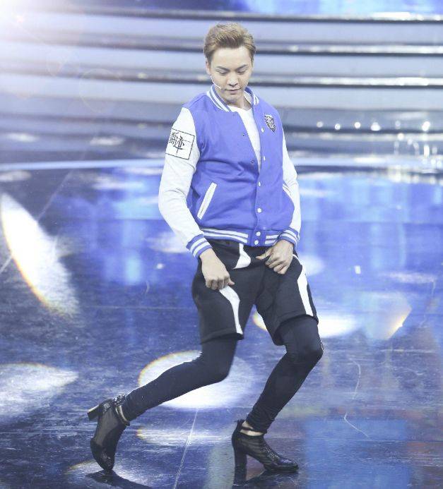 男明星穿高跟鞋的样子邓超如履平地看到薛之谦挺合适的