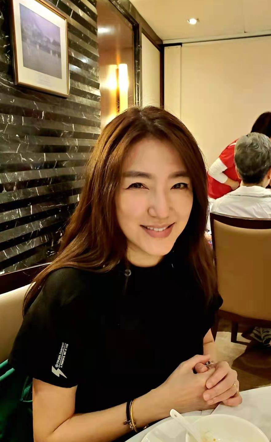 香港疫情仍严峻女星确诊喉咙痛到崩溃关宝慧不惧危险运送物资