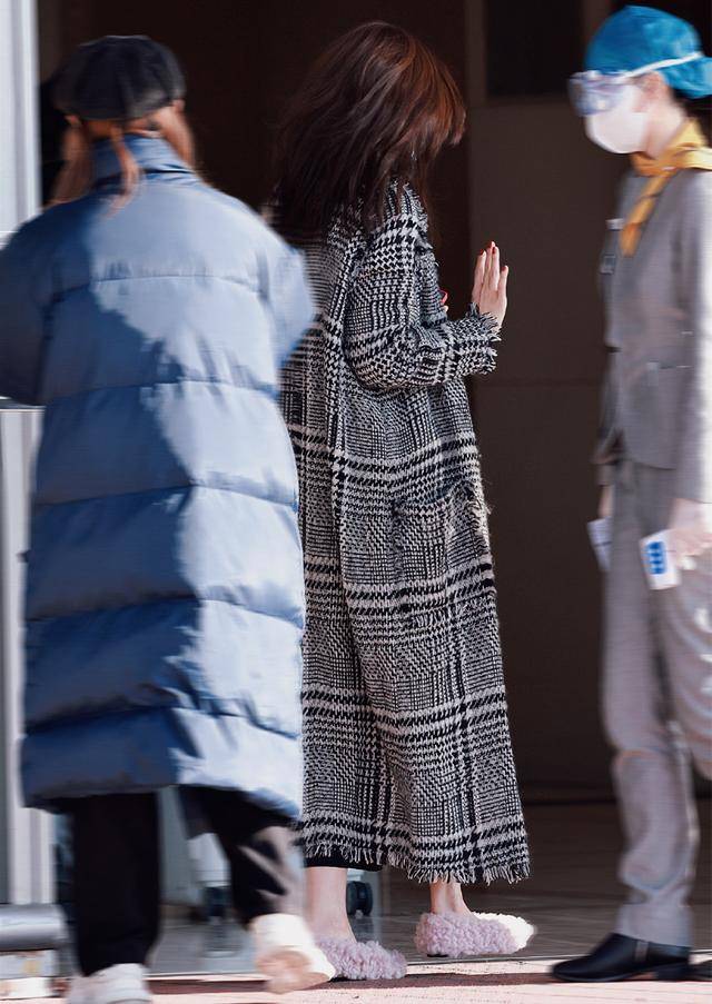 殷桃可真是会秀大衣里面穿无袖毛衣光着手臂走机场潇洒又时髦