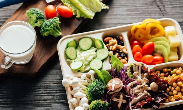 状态人体缺什么维生素会长白头发呢,如何防止白发出现?看完就明白了