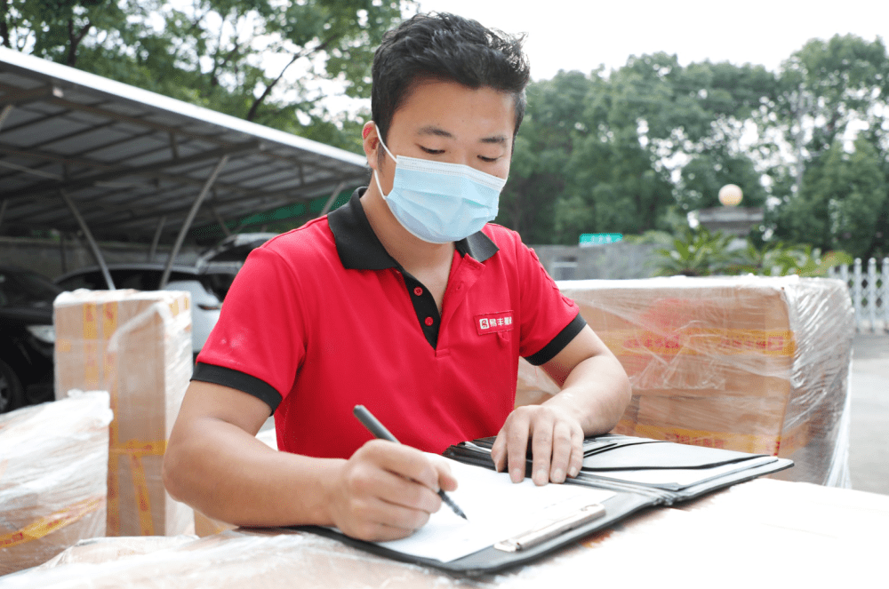 除了确认该搬家公司是否有合法且有效的营业执照以及道路运输许可证外