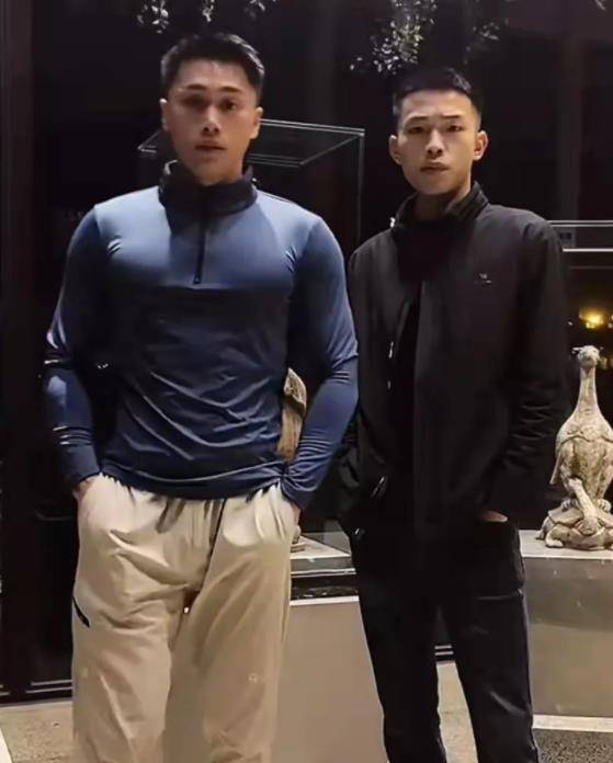 网红刘二狗醉酒后,在地下车库和醉汉干架,900万豪车被砸!