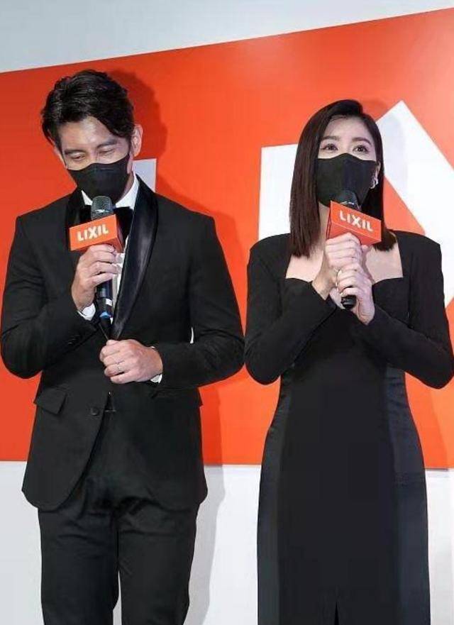 黑色 贾静雯携老公亮相，穿开衩长裙秀纤细长腿，看着比小老公还年轻