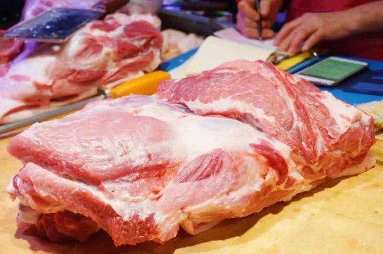 猪肉|猪肉摊上,有的猪肉“挂起来”,有的摆在案板上,其实是有区别的