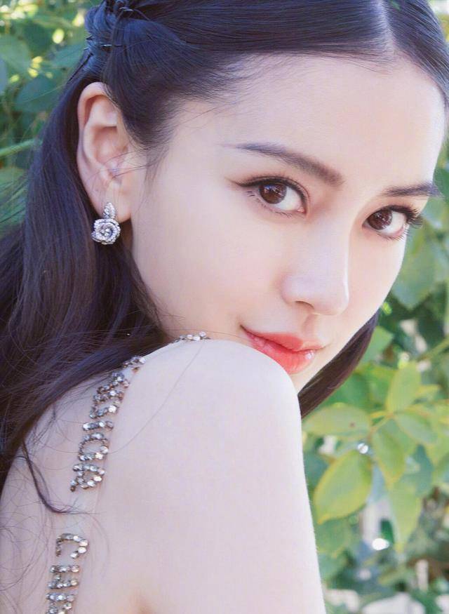 假发女明星也是不容易，假发假睫毛是基本操作，“假皮肤”有点折磨人
