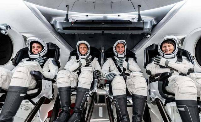 crew-4宇航员在乘坐spacex龙飞船前往空间站之前,进行最后的训练_太空