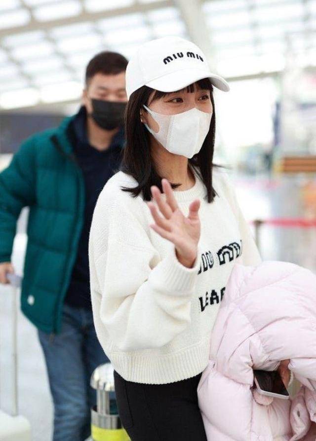 王智 王智与丈夫同框亮相，连行李箱都老公帮拿，自己被宠成公主模样