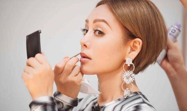 宁静|C位成团后的宁静，在机场被团宠了