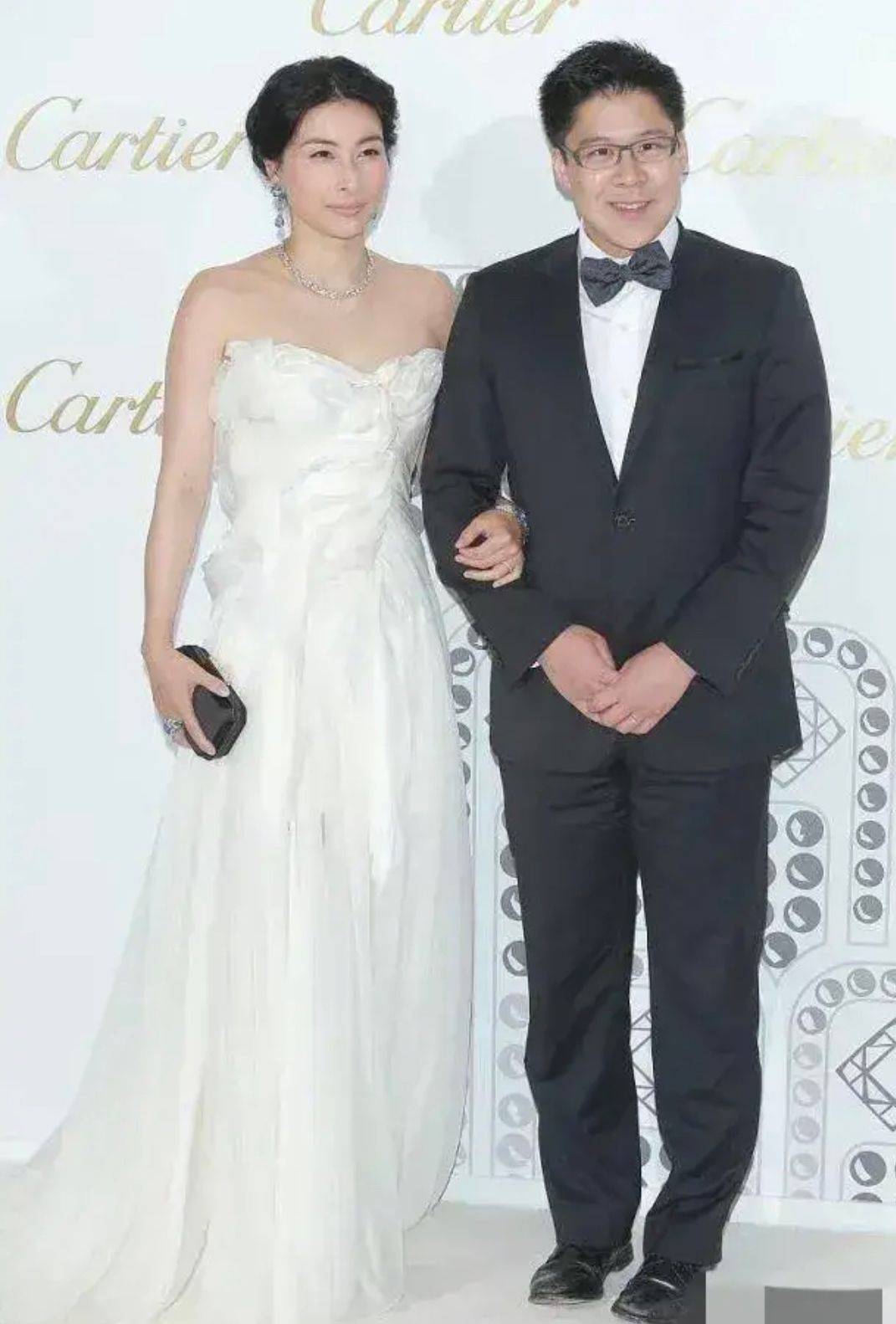 郭晶晶 40岁郭晶晶遇到小一岁贵妇徐子淇，同穿抹胸礼服裙，谁更有气质