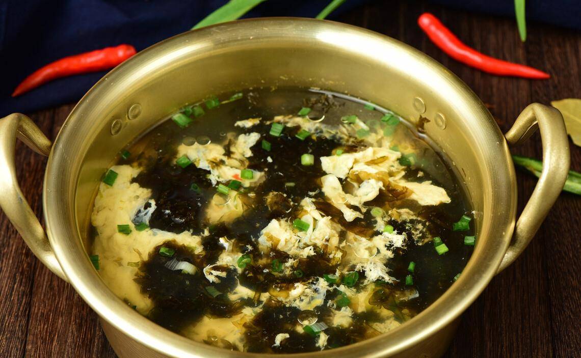 加入适量|爱美的女人，建议多吃“4红3黑2绿”，含铁量高，春季常吃气色好