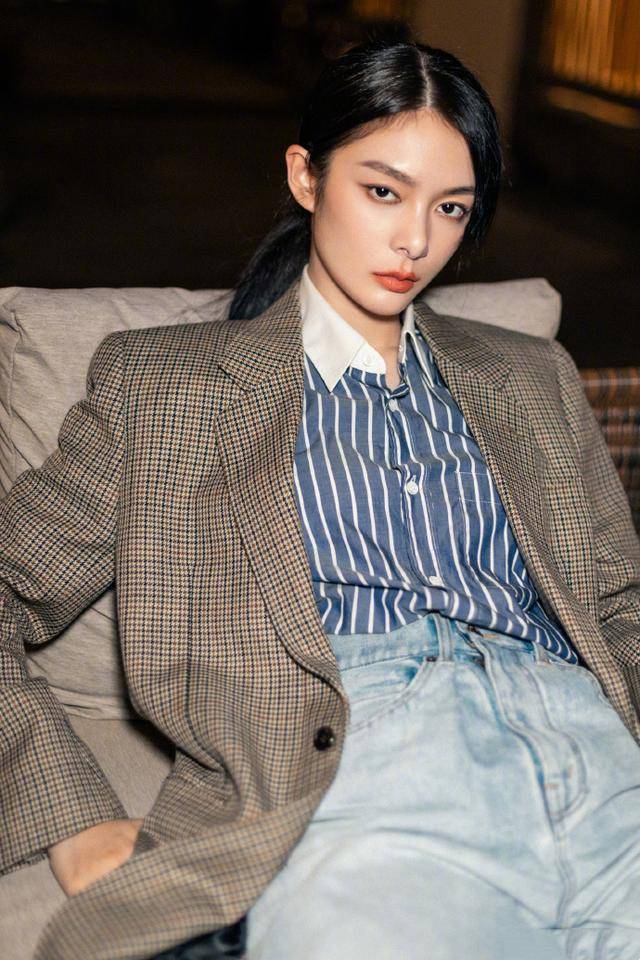 格纹 刘诗诗被嘲生图状态差别大，脸皮松弛显年纪，但衬衫搭半裙太加分