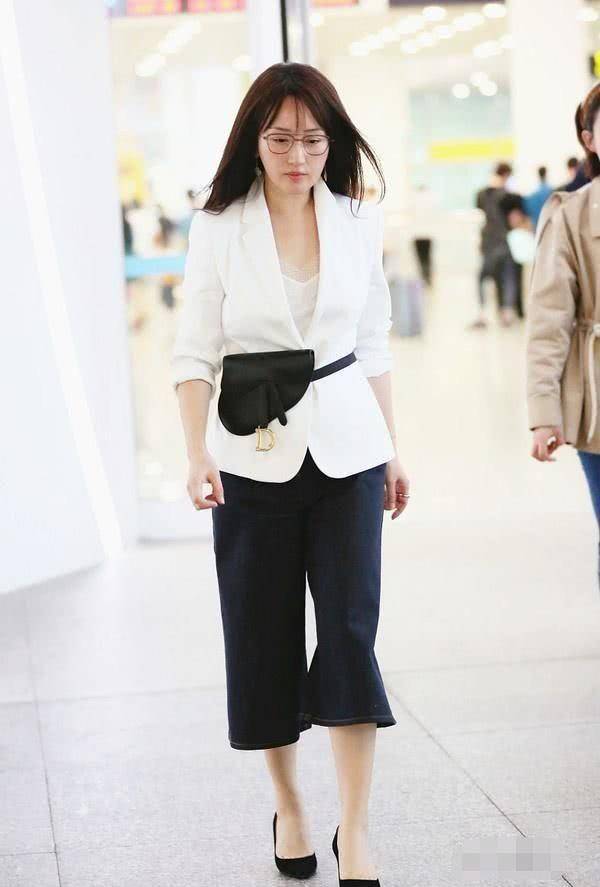 脸蛋 杨钰莹终于“翻车”，身材走样脸蛋变圆，终于相信她48岁了