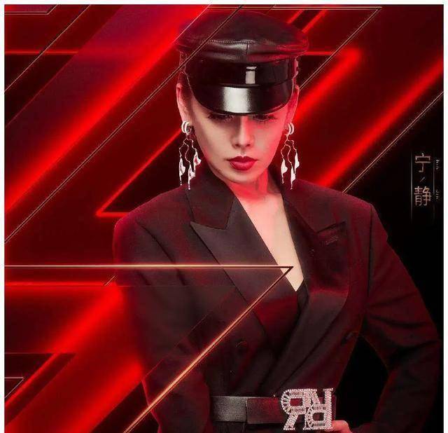 宁静|C位成团后的宁静，在机场被团宠了