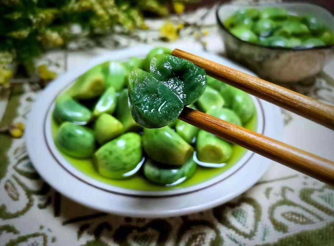 腌腊八蒜只放醋就错了85岁老奶奶教我秘制做法半天就变绿