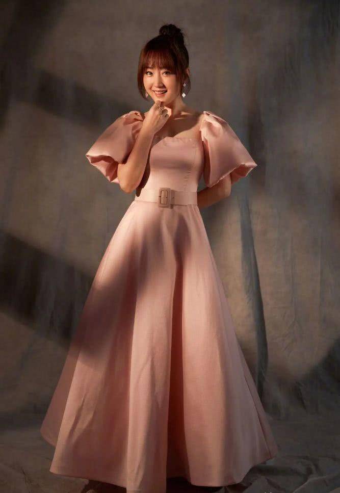 脸蛋 杨钰莹终于“翻车”，身材走样脸蛋变圆，终于相信她48岁了