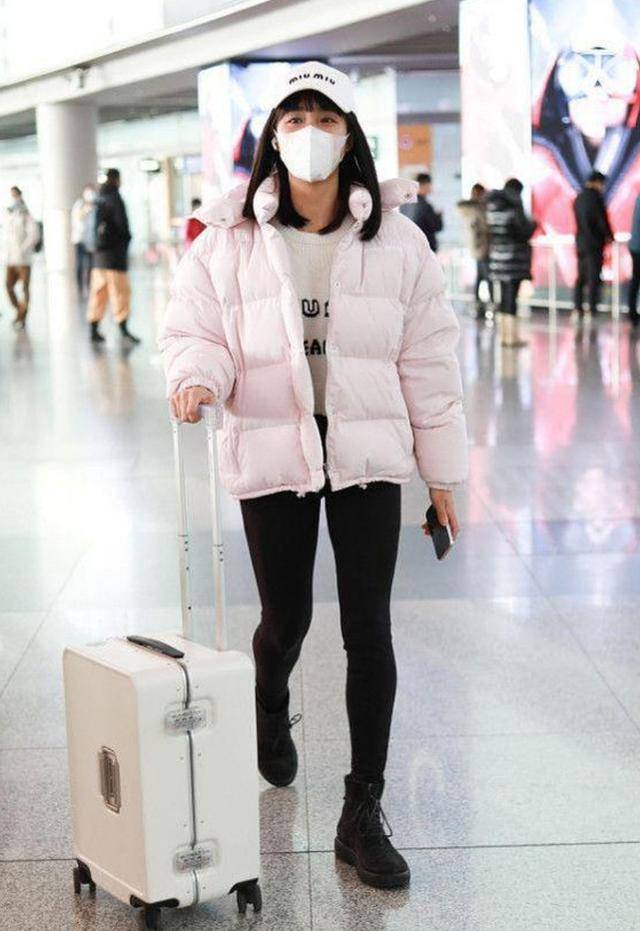 王智 王智与丈夫同框亮相，连行李箱都老公帮拿，自己被宠成公主模样