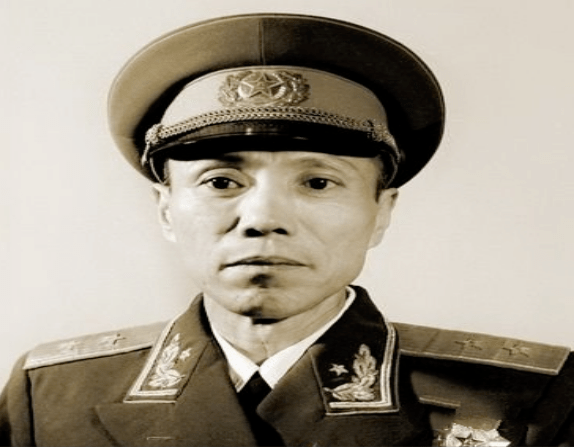 红四方面军的主力军长都有军衔就一位军长没有军衔他是谁