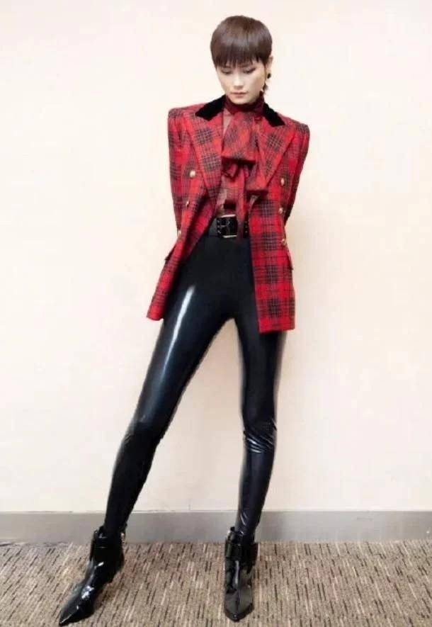 叛逆 李宇春太大胆了，穿卫衣配皮裤“叛逆”亮相，这腿细得像筷子