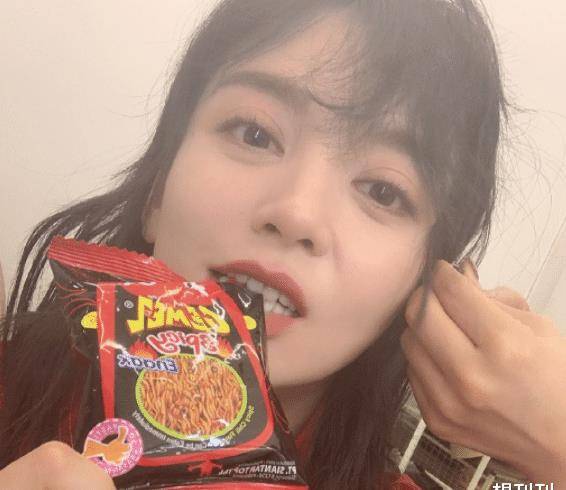 单眼皮内娱最假双眼皮PK，就差割到脑门了，生怕别人看不出是割的？