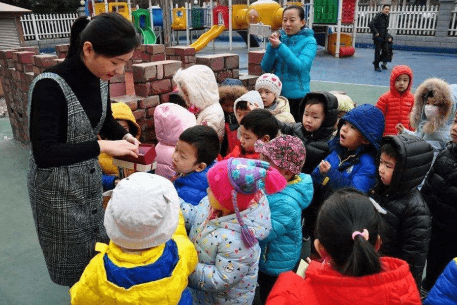 因为|学生在幼儿园阶段时，有些家长不受老师“待见”，与家庭条件无关